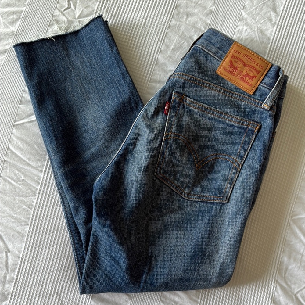 Levi's Blue Ankle Cropped Jeans with Classic Indigo Shade